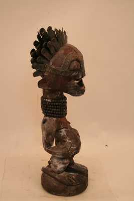 Songyé (statue), d`afrique : Rép.démoncratique du Congo., statuette Songyé (statue), masque ancien africain Songyé (statue), art du Rép.démoncratique du Congo. - Art Africain, collection privées Belgique. Statue africaine de la tribu des Songyé (statue), provenant du Rép.démoncratique du Congo., 1316/5199.Statue Songe nkissi masculin H.t.47cm.La coiffe faite de lamelle de cuivre le visage recouvert de cuivre;le cou entouré de six rangées de vieilles perles bleues reliées entre-elles par une résine.Comme la plupart des Songé il a les bras pliés et les mains posés sur le ventre.1ère moitié du 20eme sc.Il avait une corne dans la tête et une cavité ventrale pour mettre les ingrédiants magiques.(Minga)

Songe nkissi(fetisch)beeld 47cm.h..De haartooi is gemaakt uit koperen lamellen en het aangezicht is bekleed met Koper.De hals omring met zes rijen oude parels onderling verbonden met hars.Rechtstaande voorouder met de armen geplooid en de handen op zijn buik.1ste helft 20ste eeuw.

. art,culture,masque,statue,statuette,pot,ivoire,exposition,expo,masque original,masques,statues,statuettes,pots,expositions,expo,masques originaux,collectionneur d`art,art africain,culture africaine,masque africain,statue africaine,statuette africaine,pot africain,ivoire africain,exposition africain,expo africain,masque origina africainl,masques africains,statues africaines,statuettes africaines,pots africains,expositions africaines,expo africaines,masques originaux  africains,collectionneur d`art africain